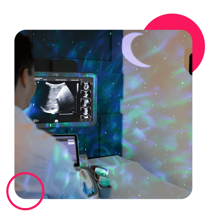 Profissional realizando exame de imagem pediátrica