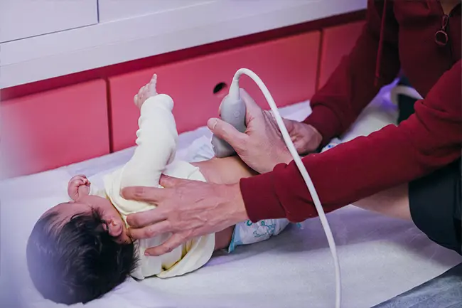 Criança recebendo atendimento de imagem pediátrica