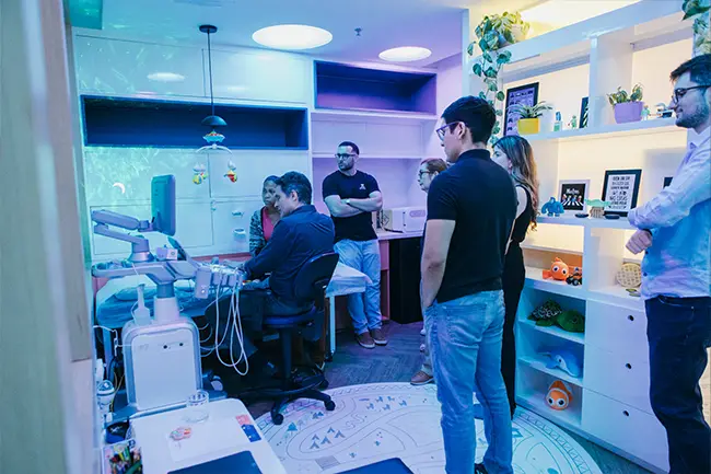 Ambiente acolhedor para exames de imagem pediátrica